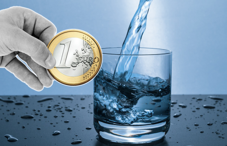 pohar vody a ruka s mincou